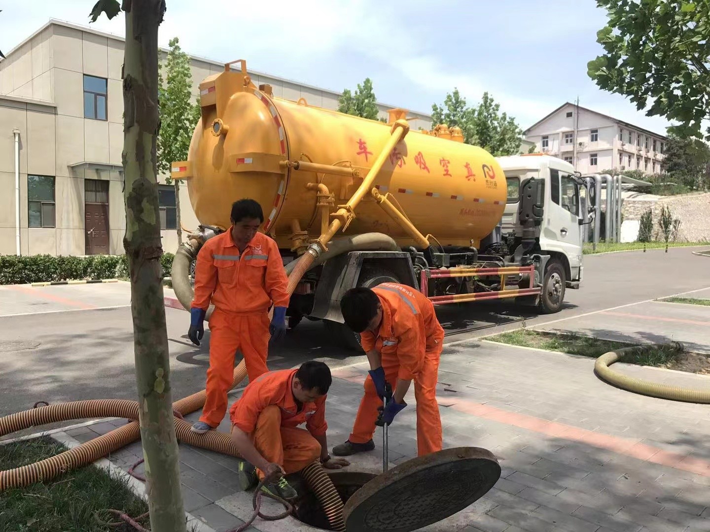 海兴管道疏通车停在窨井附近