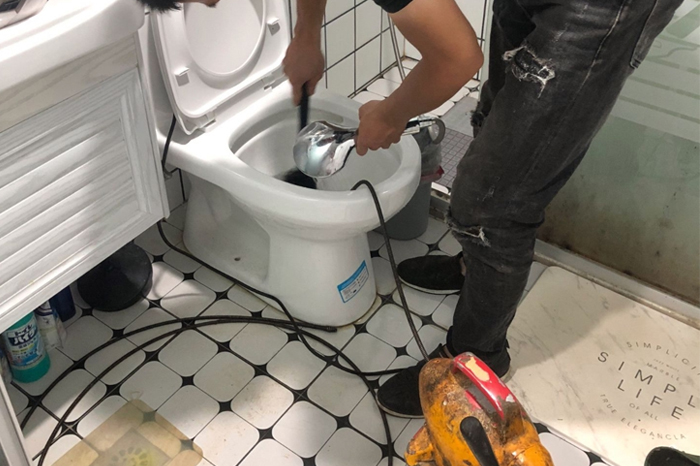海兴马桶堵塞自己疏通还是找师傅？专业上门服务让你省时更省心